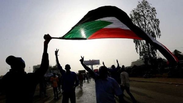متظاهرون سودانيون