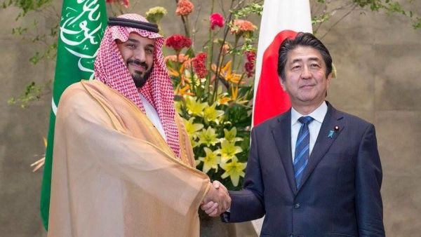 رئيس الوزراء الياباني، شينزو آبي، وولي العهد السعودي، محمد بن سلمان