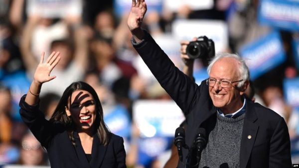 عضو مجلس النواب الأمريكي كورتيز والمرشح الرئاسي بيرني ساندرز