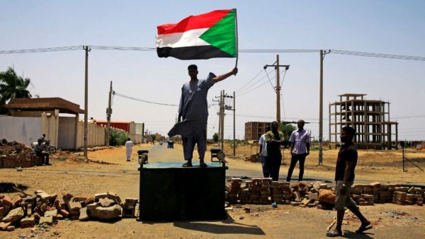 المحتجون يبدأون عصيانا مدنيا في السودان