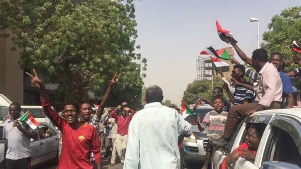 الشوارع ازدحمت بالسيارات والمارة وهم يهتفون للحرية والتغيير