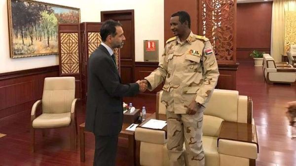 سفير بريطانيا عرفان صديق ونائب رئيس المجلس العسكري الانتقالي محمد حمدان دقلو (حميدتي)