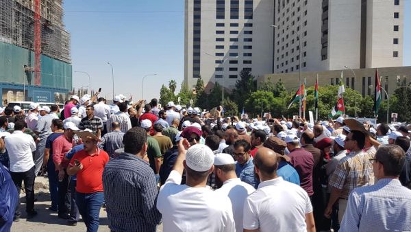 مظاهرة للمعلمين للمطالبة بتحسين الظروف المعيشية للمعلمين