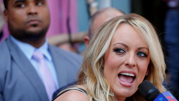  الممثلة الإباحية ستورمي دانيالز