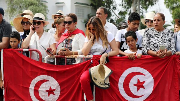  التونسيون يلقون نظرة الوداع على جثمان الرئيس التونسي 