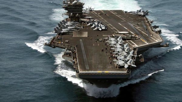 حاملة طائرات أمريكية