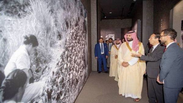 ولي العهد السعودي يزور متحف هيروشيما