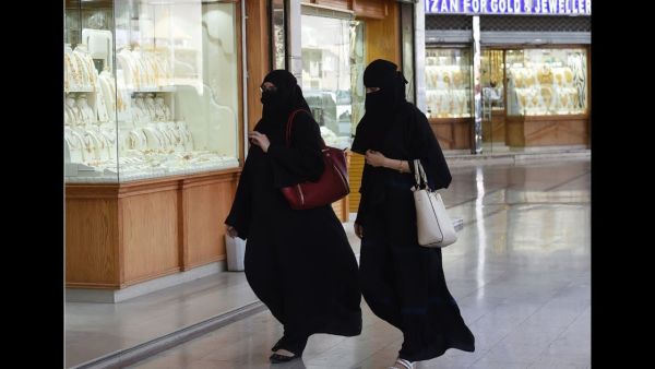 طالبة سعودية تتعرض للسحل بسبب العباءة.. فيديو صادم!
