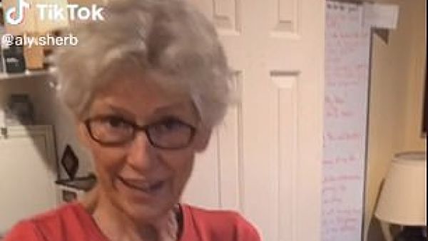 أمريكية تحتفظ بشطيرة برغر لأكثر من عقدين دون أن تفسد
