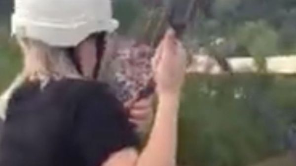 شاهد لحظة سقوط هولندية من لعبة ملاهي وكسر ظهرها