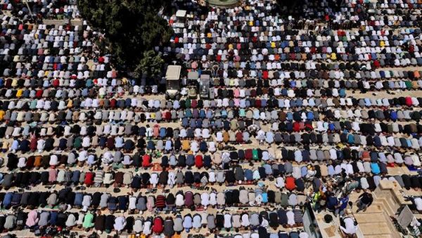 Palestinians Perform Last Friday Prayer of Ramadan at Al-Aqsa Mosque