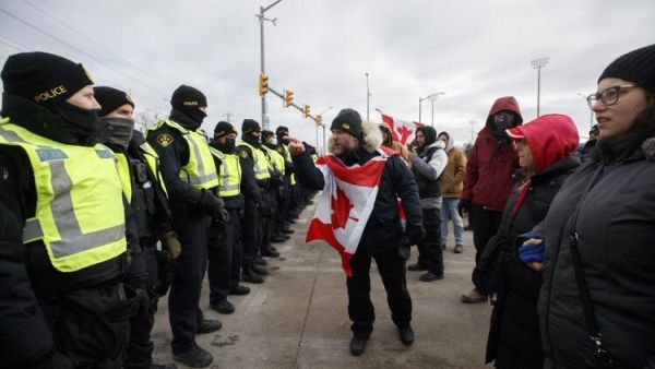Police and COVID Protesters on US-Canada Bridge Clash