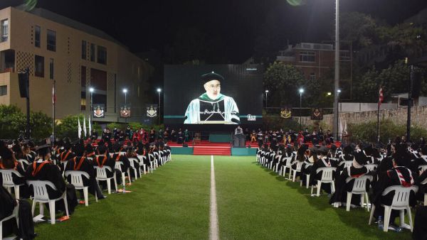 الرئيس فضلو خوري يلقي كلمته. الجامعة الأميركية في بيروت أقامت احتفال التخرج الواحد والخمسين بعد المئة لخريجي كليات الآداب والعلوم، ومارون سمعان للهندسة والعمارة، والعلوم الزراعية والغذائية، والعلوم الصحية، وسليمان العليان لإدارة الأعمال