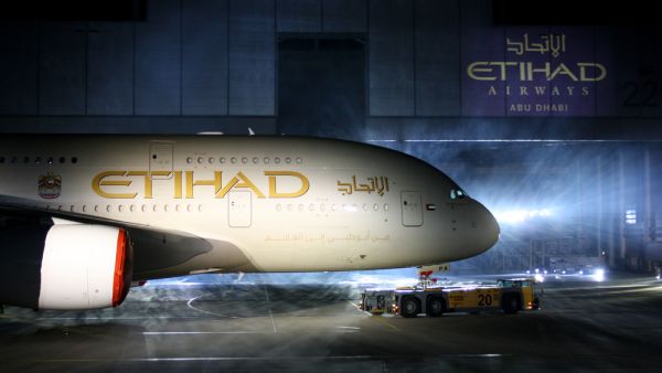 Etihad Cuts Losses to $400 Million