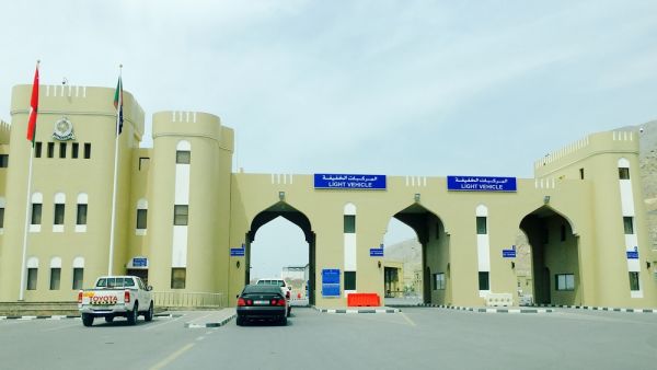 Oman Extends Closure of Land Exist by a Week