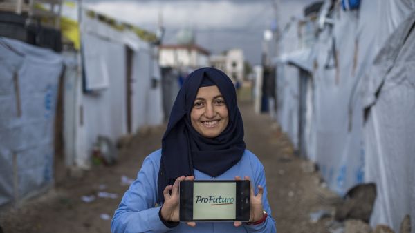 برنامج "برو فيوتشرو للتعليم الرقمي" (ProFuturo Digital Education Program) من صنع مؤسّسة تيليفونيكا ومؤسسة لا كايشا، وهو مصمَّم للعمل في البيئات الضعيفة، سواء أكانت تتوفر على إمكانية الاتصال بشبكة الإنترنت أم لا. الإعلان عن الفائزين بجوائز وايز 2021