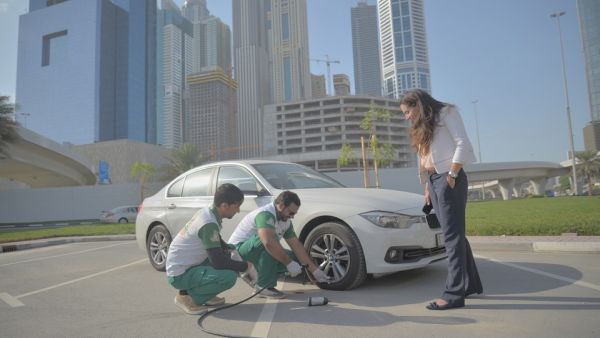 تتضمن خدمة المساعدة على الطريق خدمات الطوارىء من ضمنها الشحن الفوري لبطارية السيارة وتغيير البطارية في مكان العطل وتسليم الوقود إلى السيارة وذلك مقابل 100 درهم إماراتي كرسوم خدمة ثابتة بالإضافة إلى ثمن تكلفة البطارية المستبدلة وثمن الوقود.