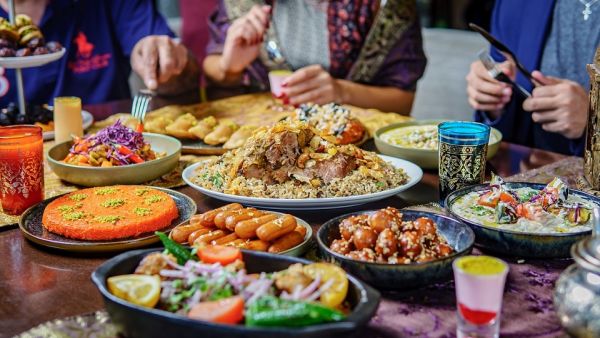 ترحب خيمة "الخيال" بالضيوف على وجبتي الإفطار والسحور، ضمن أجواء تاريخية حالمة تضفي شعورًا بالدفء والعراقة على الحضور. فخلال شهر رمضان المبارك، يمكن للضيوف