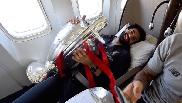 صلاح يحتضن كأس دوري الأبطال