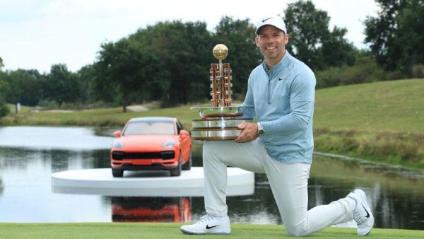 Paul Casey with the Porsche European Open trophy