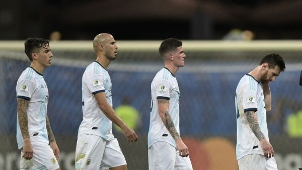 خيبة أمل لاعبي الأرجنتين بعد الخسارة أمام كولومبيا
