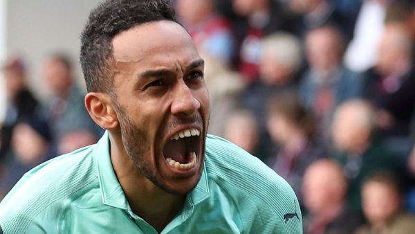 أوباميانغ يتساوى مع صلاح وماني في صدارة الهدافين