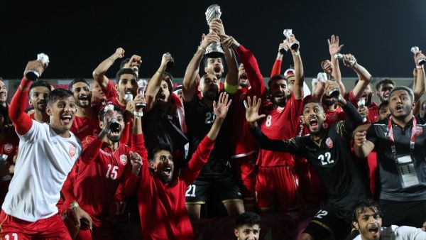 لاعبو البحرين يرفعون كأس الخليج العربي (خليجي 24) بعد الفوز في المباراة النهائية على منتخب السعودية بهدفٍ نظيف.