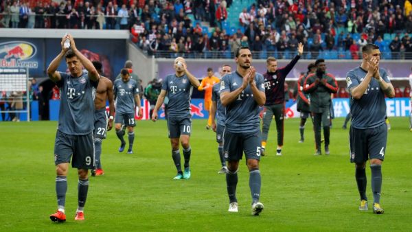 نجوم بايرن يحييون الجماهير بعد نهاية المباراة