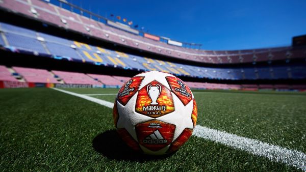 صورة لكرة دوري الأبطال في ملعب كامب ناو قبل مباراة برشلونة وضيفه ليفربول في ذهاب نصف النهائي