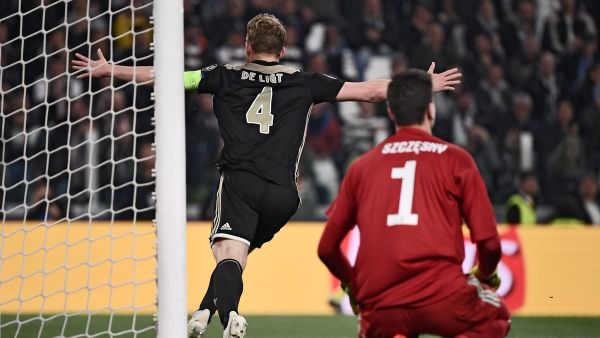 دي ليخت يحتفل بهدفه الحاسم في شباك يوفنتوس الموسم الماضي