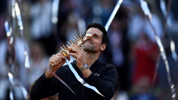 جوكوفيتش يحتفل بفوزه