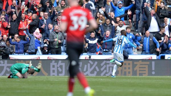 مبينزا يحتفل بهدفه (يمين)