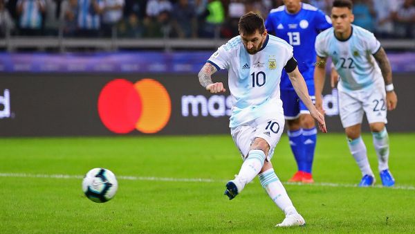 ميسي ينقذ الأرجنتين من خروج مبكر