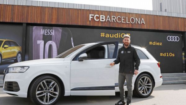 صورة التقطت لليونيل ميسي قائد برشلونة لدى تسلمه إحدى سيارات شركة أودي