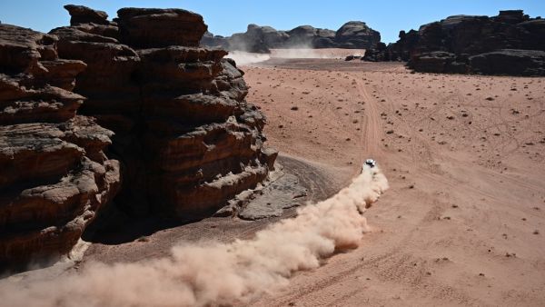 ساينز يعتلي الصدارة