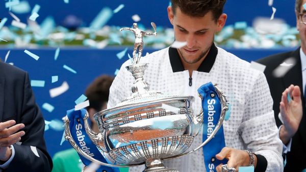 ثيم يحمل كأس البطولة