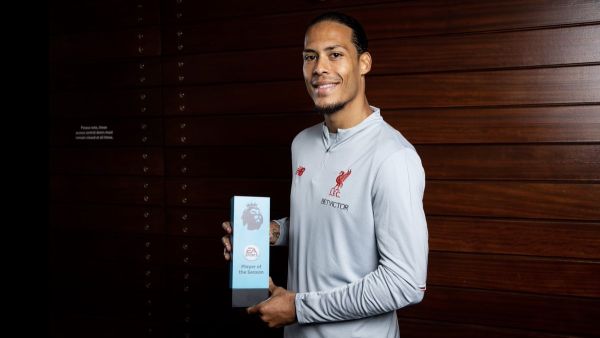 فان دايك يحتفل بفوزه