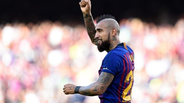 فيدال يحتفل بهدفه