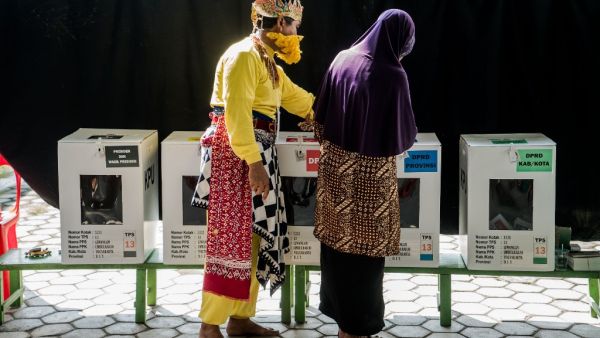 Indonesia kicked off one of the world's biggest one-day elections on April 17, pitting president Joko Widodo against ex-general Prabowo Subianto in a race to lead the Muslim-majority nation. (Oka Hamied / AFP)