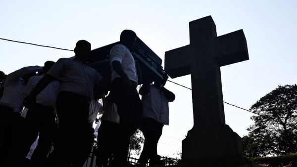 Relatives carry the coffin of a bomb blast victim for a burial ceremony at a cemetery in Colombo on April 24, 2019, three days after a series of suicide attacks targeting churches and luxury hotels in Sri Lanka.  Jewel SAMAD / AFP