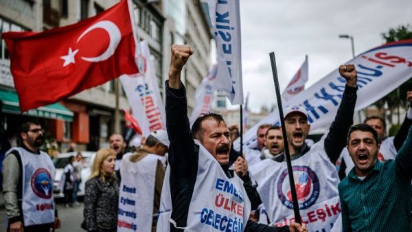 Demonstrators at a May Day rally in Sisli, a district of Istanbul, on the annual May Day holiday, as Turkey depolyed thousands of security and braced for trouble in May 1, 2016. (AFP /Ozan Kose)