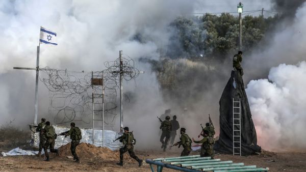 Palestinian fighters from al-Mujahideen Brigades show off their skills during a graduation ceremony at a training centre in Gaza city on April 24, 2019. (MAHMUD HAMS / AFP)