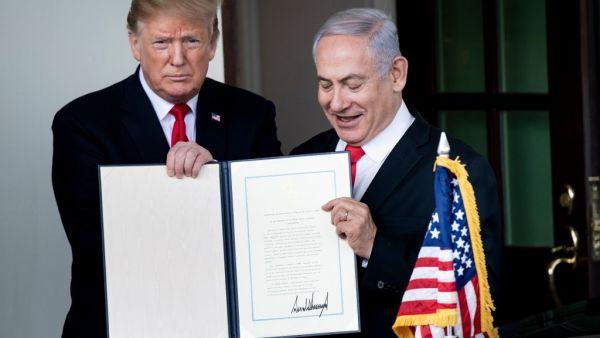 US President Donald Trump (L) and Israel's Prime Minister Benjamin Netanyahu hold up a Golan Heights proclamation. (Brendan Smialowski / AFP)