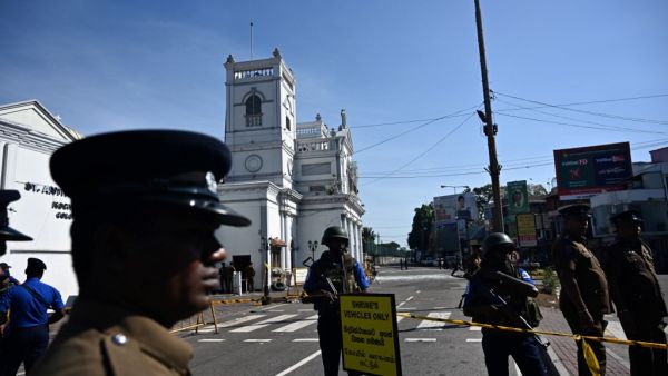 Security personnel stand guard outside St. Anthony's Shrine in Colombo on April 22, 2019, a day after the church was hit in series of bomb blasts targeting churches and luxury hotels in Sri Lanka.  Jewel SAMAD / AFP