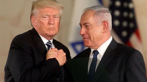 U.S. President Donald Trump and Israeli Prime Minister Benjamin Netanyahu shake hands at the Israel Museum in Jerusalem on May 23, 2017. (AFP/ File Photo) 