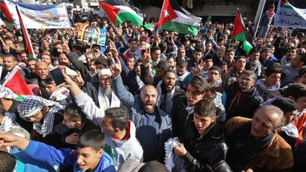 Jordanian protesters wave their national flags and Palestinian flags during a demonstration against the U.S. president's decision to recognize Jerusalem as the capital of Israel. (AFP)