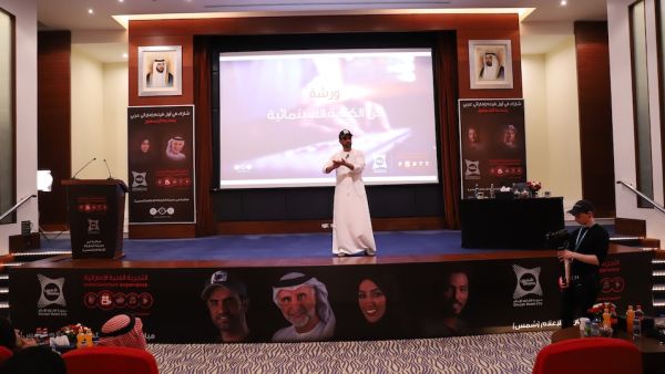 ‎⁨الكاتب الإماراتي محمد حسن أحمد خلال الورشة⁩