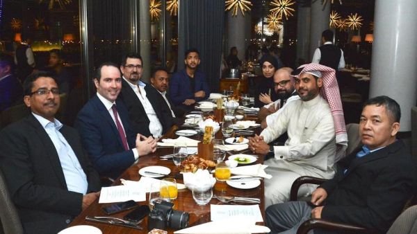 خلال حفل عشاء