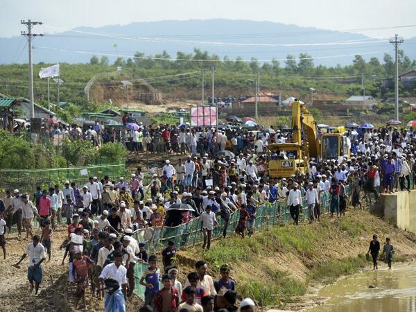 Rohingya refugees arrive to attend a ceremony organised to remember the second anniversary of a military crackdown that prompted a massive exodus of people from Myanmar to Bangladesh, at the Kutupalong refugee camp in Ukhia on August 25, 2019. MUNIR UZ ZAMAN / AFP