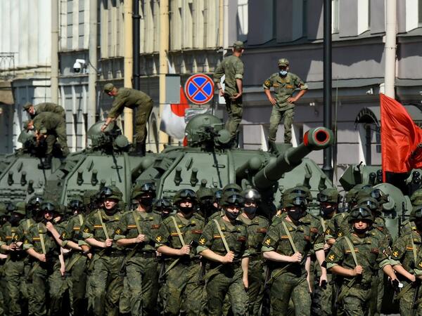 Russian servicemen wearing face masks take part in a rehearsal for June 24 military parade marking Soviet victory in World War II, which was postponed due to the coronavirus pandemic, at Dvortsovaya Square in Saint Petersburg on June 18, 2020. OLGA MALTSEVA / AFP